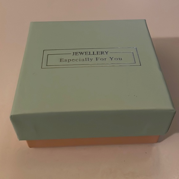 Women’s heart shaped ankle bracelet with white opal center gold tone Jewelry. - Picture 6 of 6